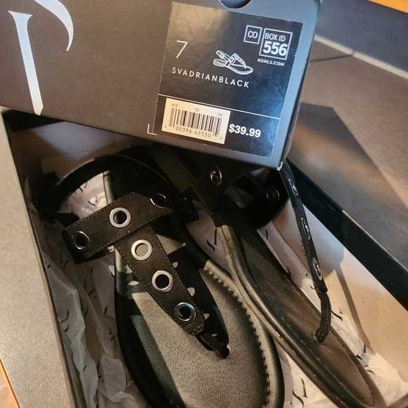 Vera Wang Footwear - Picture 2 of 2